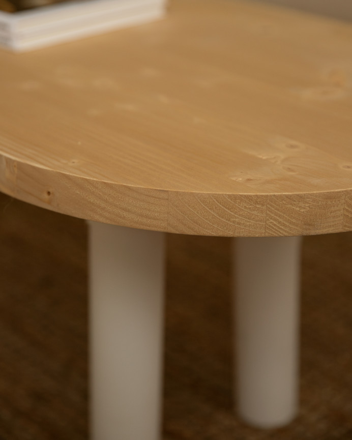 Ovaler Massivholz-Couchtisch in mittlerem Eichenholzton und weißen Beinen, 40x120 cm.