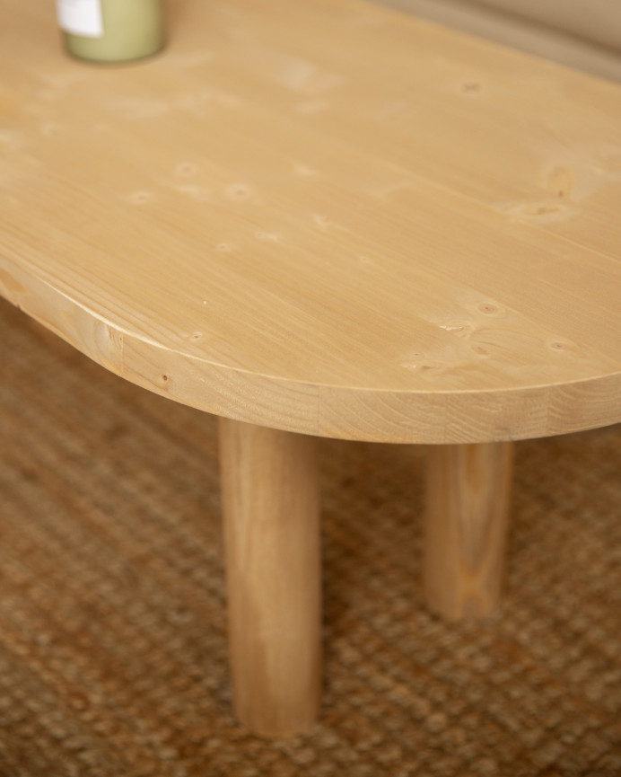 Ovaler massiver Eichentisch im mittleren Rotton von 40x120cm.