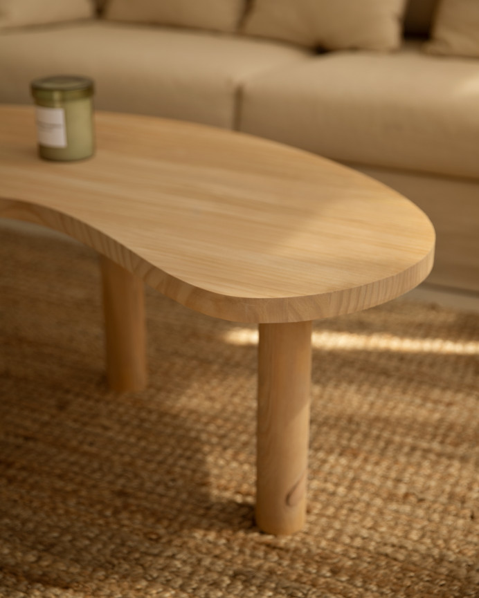 Massiver Couchtisch aus Holz mit organischen Formen in mittlerem Eichenfarbton in verschiedenen Größen