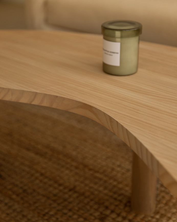 Massiver Couchtisch aus Holz mit organischen Formen in mittlerem Eichenfarbton in verschiedenen Größen