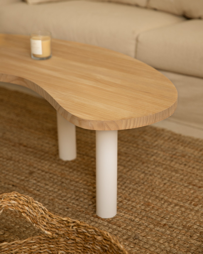 Kaffeetisch aus massivem Holz mit organischen Formen in mittlerem Eichenton und Beinen in Weiß in verschiedenen Größen.