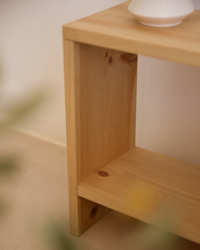 Massivholz-Nachttisch in mittlerer Eichenfarbe 40x20cm.