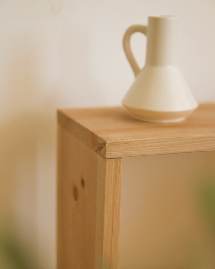 Massivholz-Nachttisch in mittlerer Eichenfarbe 40x20cm.