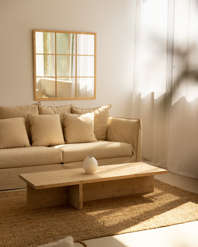 Massiver Couchtisch aus mittelbraunem Eichenholz im Maß 124x27cm.