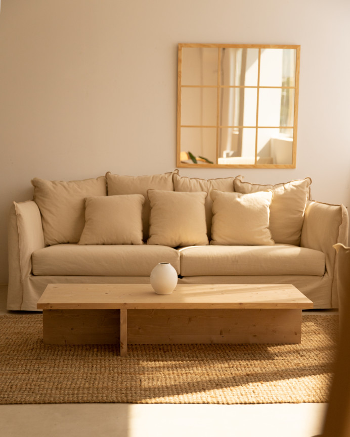 Massiver Couchtisch aus mittelbraunem Eichenholz im Maß 124x27cm.
