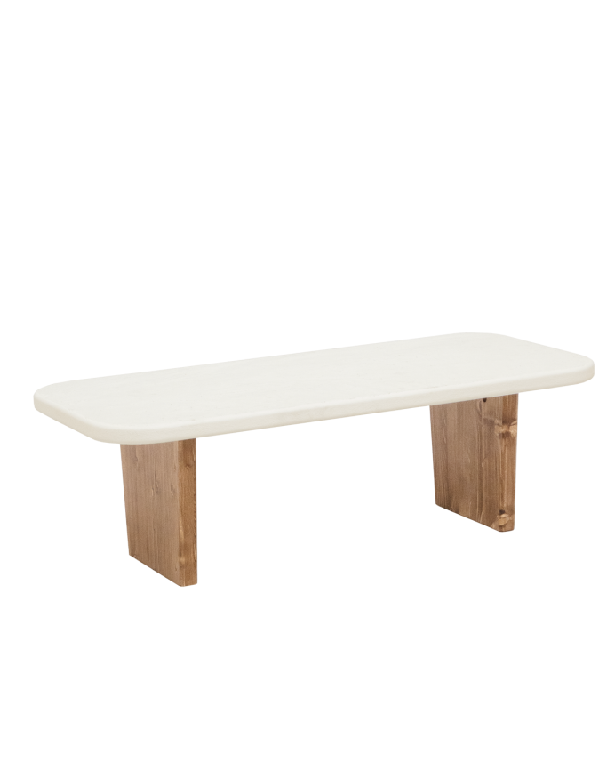 Couchtisch aus Mikrozement mit zwei dunkel gebeizten Holzbeinen, 95 cm lang.