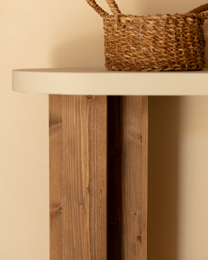 Küchenarbeitsplatte aus Mikrozement und Beine aus dunklem Eichenholz in den Maßen 120x80cm.