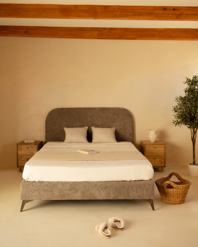 Gepolstertes Bett mit Taupe-Bouclé-Bezug für Matratzen in verschiedenen Größen.