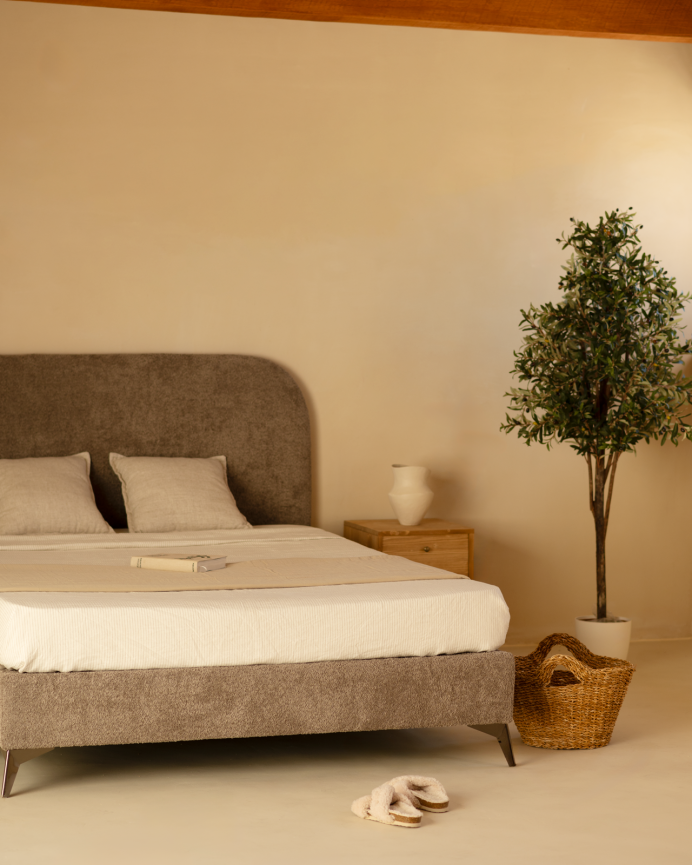 Gepolstertes Bett mit Taupe-Bouclé-Bezug für Matratzen in verschiedenen Größen.