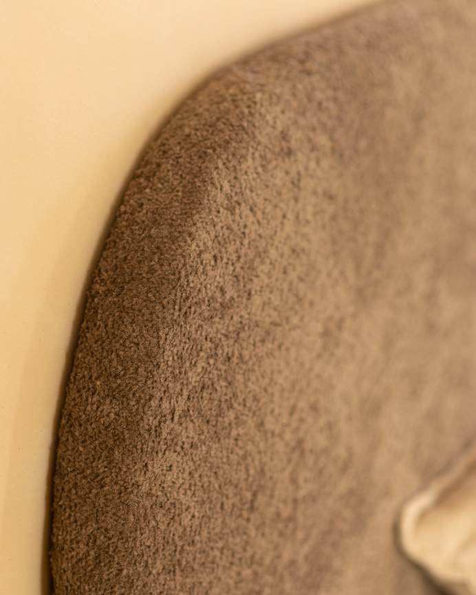 Gepolstertes Bett mit Taupe-Bouclé-Bezug für Matratzen in verschiedenen Größen.