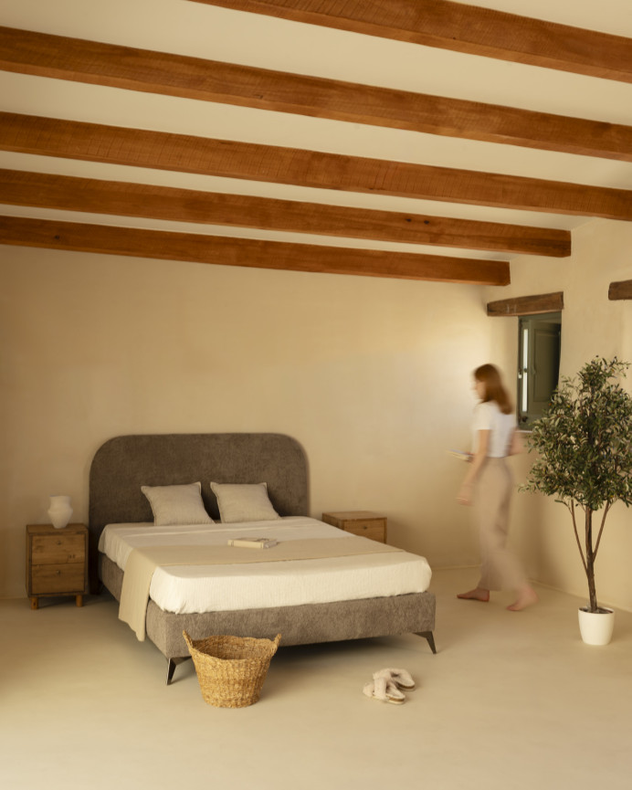Gepolstertes Bett mit Taupe-Bouclé-Bezug für Matratzen in verschiedenen Größen.