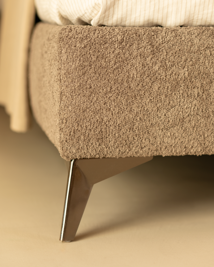 Gepolstertes Bett mit Taupe-Bouclé-Bezug für Matratzen in verschiedenen Größen.