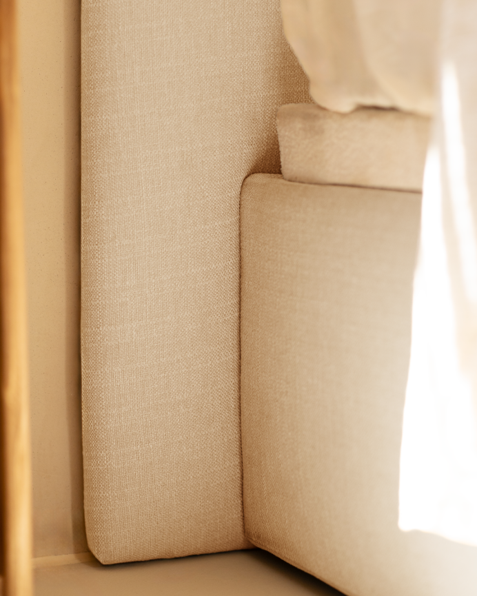 Weißes gepolstertes Sofa für Matratzen in verschiedenen Größen.