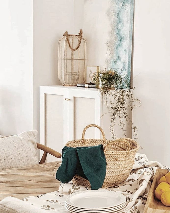 Massivholz-Sideboard mit Leinenstoff und 2 Türen in Weiß in den Maßen 100x80cm.