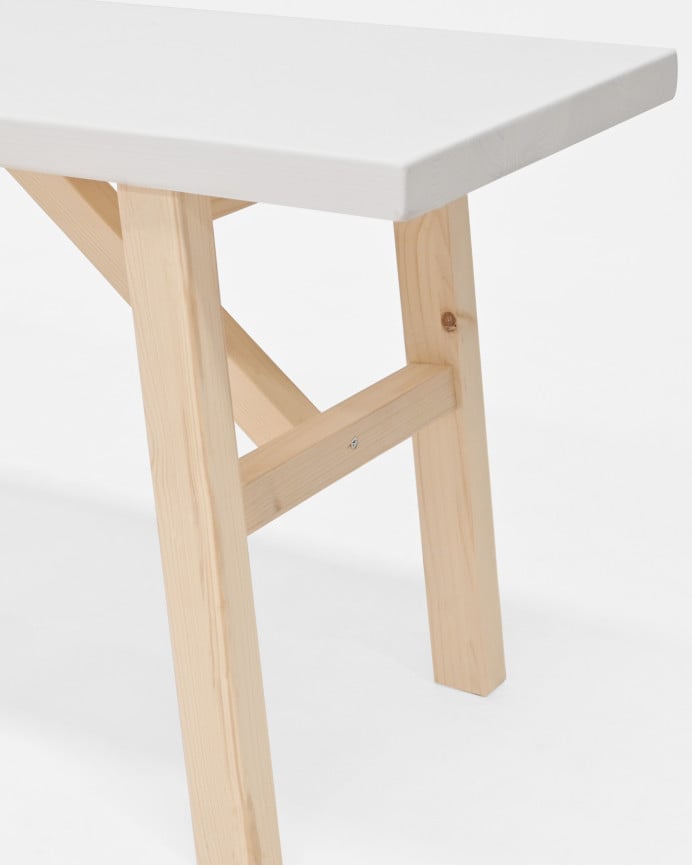 Massivholz-Couchtisch mit natürlicher und weißer Oberfläche.