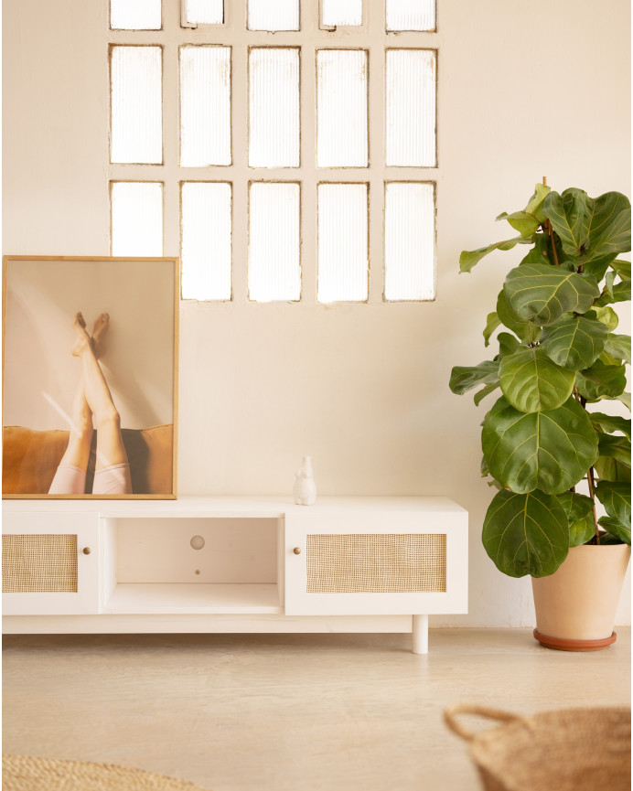 TV-Möbel aus Massivholz und Rattan mit 2 Türen in Weiß im Maß von 150x40 cm