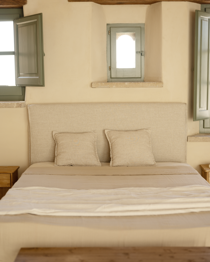 Bett mit abnehmbarem Beigeleinen-Kastenbett für Matratzen verschiedener Größen.