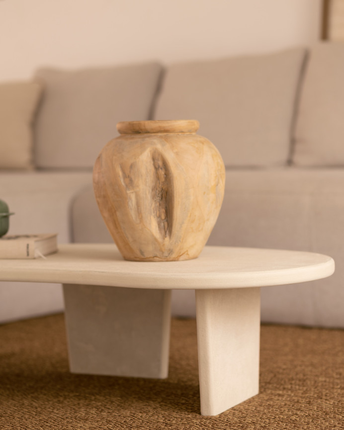 Organischer Mikrozement-Couchtisch mit drei Beinen in gebrochenem Weißton, 120 cm.