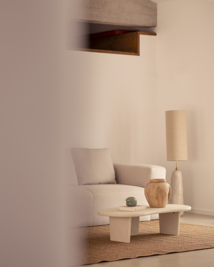 Organischer Mikrozement-Couchtisch mit drei Beinen in gebrochenem Weißton, 120 cm.
