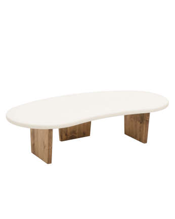 Couchtisch aus organisch geformtem Mikrozement mit drei Beinen in dunklem Eichenholzton, 120 cm.