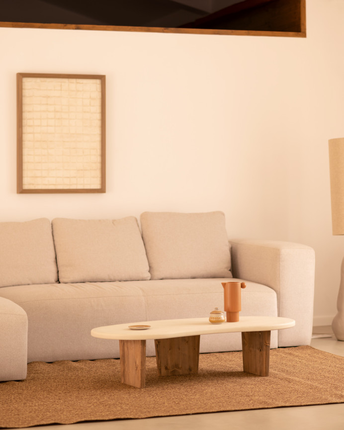 Couchtisch aus organisch geformtem Mikrozement mit drei Beinen in dunklem Eichenholzton, 120 cm.