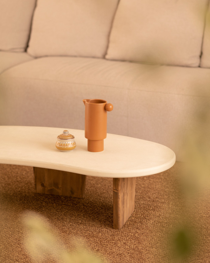 Couchtisch aus organisch geformtem Mikrozement mit drei Beinen in dunklem Eichenholzton, 120 cm.