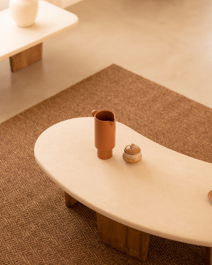 Couchtisch aus organisch geformtem Mikrozement mit drei Beinen in dunklem Eichenholzton, 120 cm.