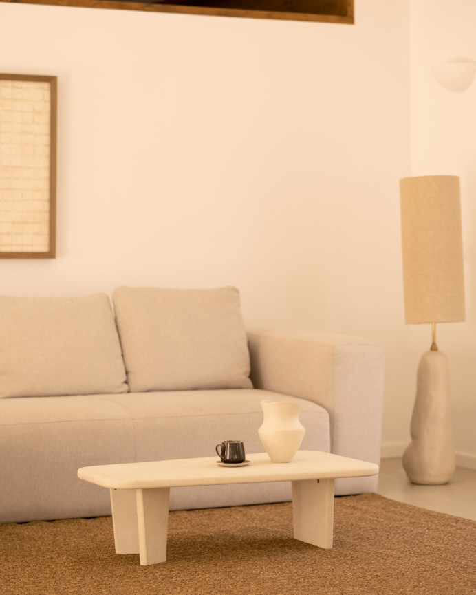 Couchtisch aus Mikrozement mit drei Beinen in gebrochenem Weiß, 100 cm.