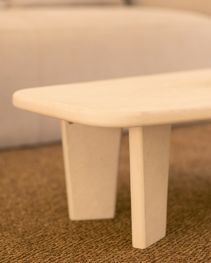 Couchtisch aus Mikrozement mit drei Beinen in gebrochenem Weiß, 100 cm.