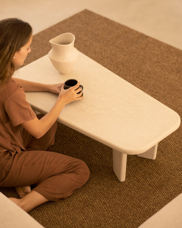 Couchtisch aus Mikrozement mit drei Beinen in gebrochenem Weiß, 100 cm.