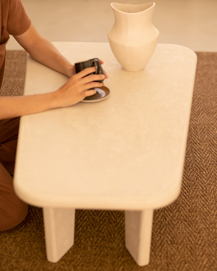 Couchtisch aus Mikrozement mit drei Beinen in gebrochenem Weiß, 100 cm.