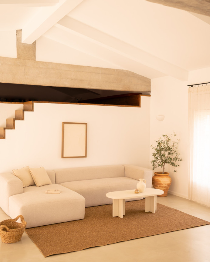 Couchtisch aus Mikrozement in gebrochenem Weiß, 120x50cm.