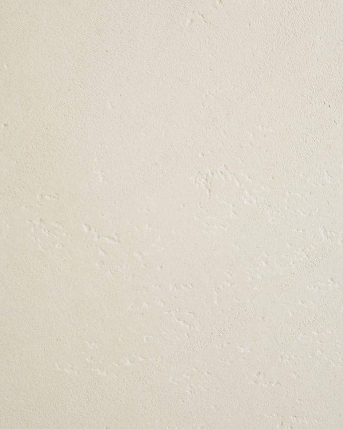 Couchtisch aus Mikrozement in gebrochenem Weiß, 120x50cm.