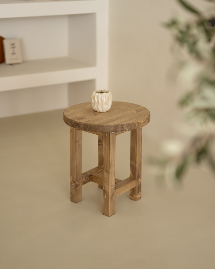 Massiver Eichennachttisch in dunkler Eichenfarbe, 40x35 cm.