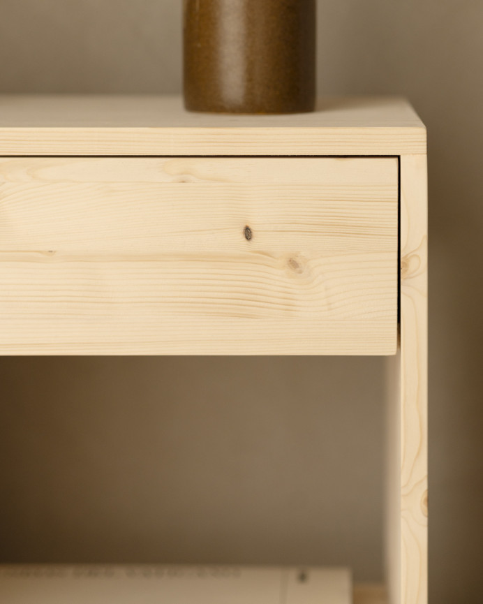Nachttisch aus massivem Holz mit einer Schublade in natürlicher Farbe in verschiedenen Größen.