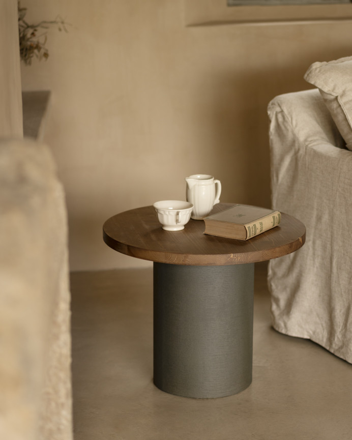 Runder Massivholz-Couchtisch in dunklem Eichenholzton und grünes Mikrozementbein in verschiedenen Größen.