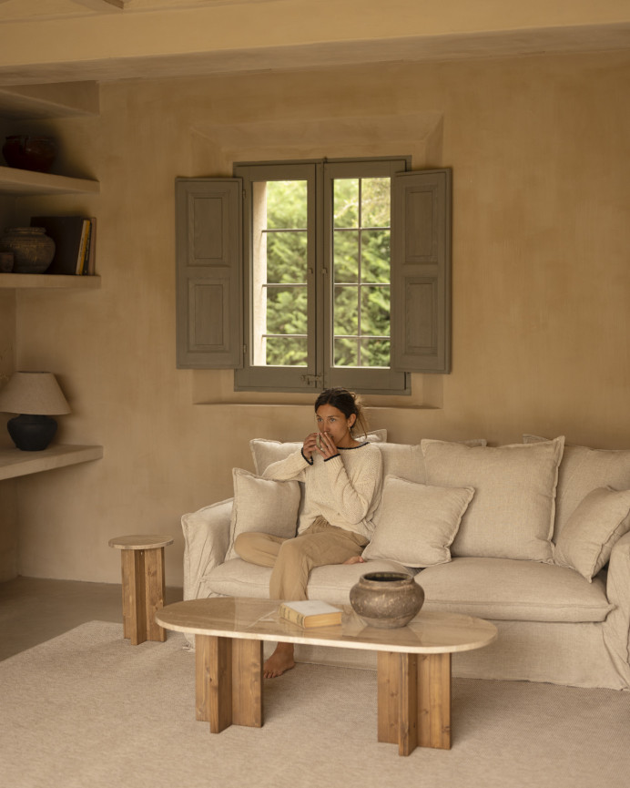 Marmor Couchtisch aus Daino Reale Marmor und Massivholzbeinen, 120x50cm.