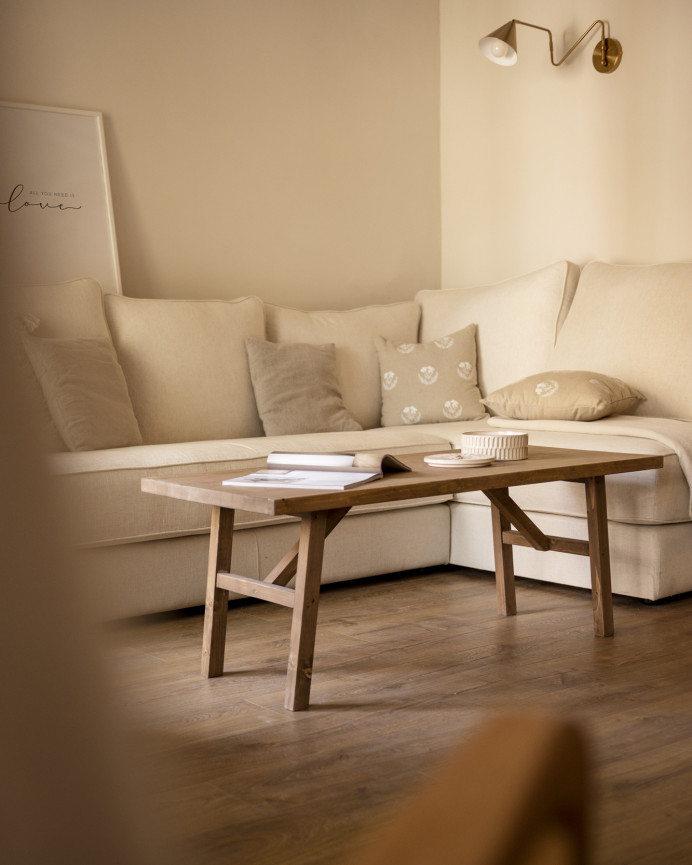 Massivholz-Couchtisch mit dunkler Eichenoptik-Oberfläche.