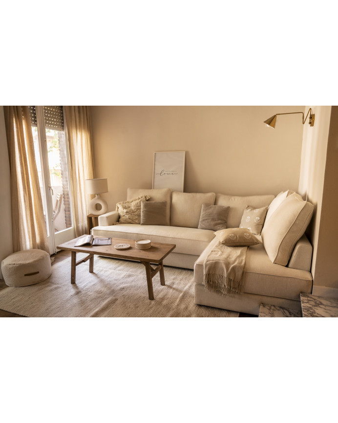 Massivholz-Couchtisch mit dunkler Eichenoptik-Oberfläche.