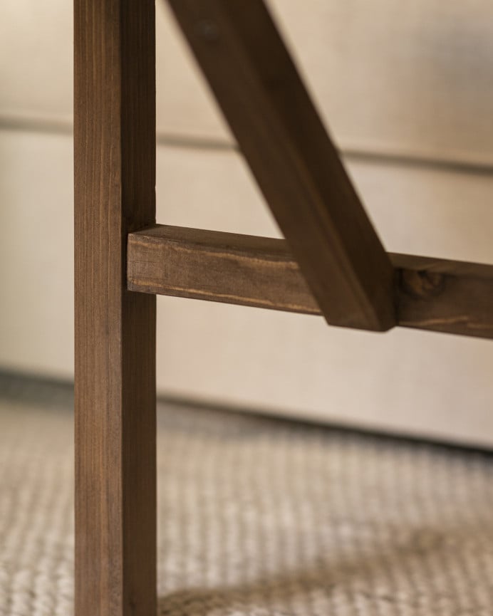 Massivholz-Couchtisch mit dunkler Eichenoptik-Oberfläche.