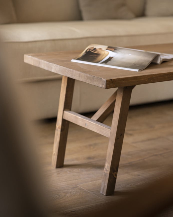 Massivholz-Couchtisch mit dunkler Eichenoptik-Oberfläche.