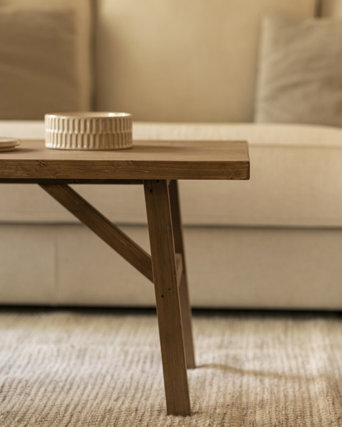 Massivholz-Couchtisch mit dunkler Eichenoptik-Oberfläche.
