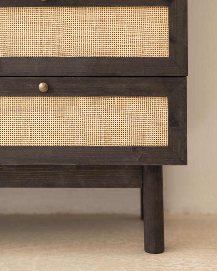 Massive Holzkommode mit sechs Schubladen aus schwarzem Ton und Rattan, 76x120cm.