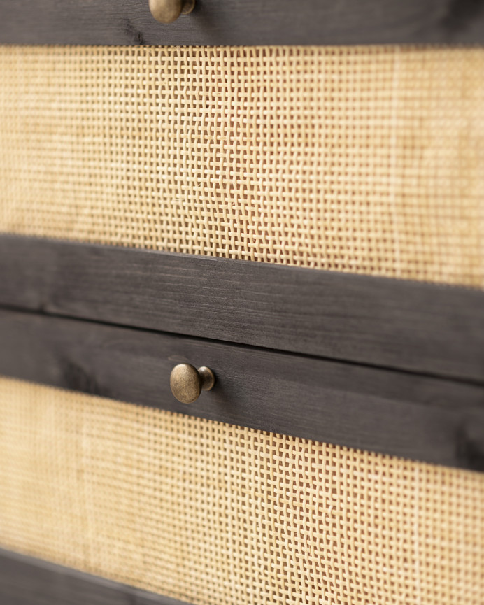 Massive Holzkommode mit sechs Schubladen aus schwarzem Ton und Rattan, 76x120cm.