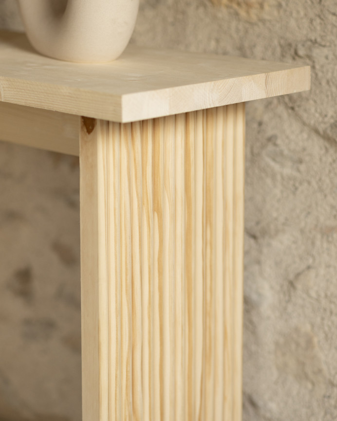 Massivholz-Konsole in Naturtönen von 120x80cm.