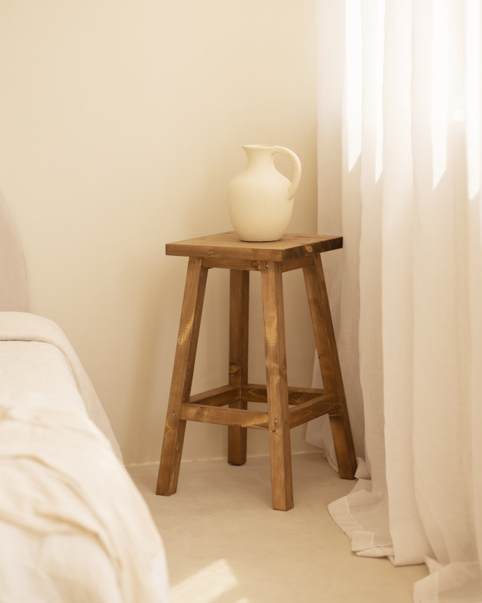Hoher Barhocker aus massivem dunklem Eichenholz in 70 cm Höhe.