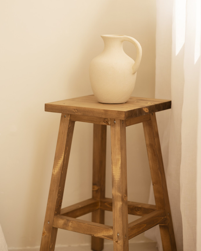 Hoher Barhocker aus massivem dunklem Eichenholz in 70 cm Höhe.
