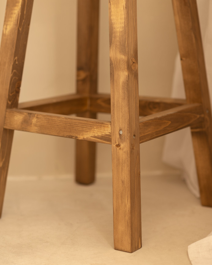 Hoher Barhocker aus massivem dunklem Eichenholz in 70 cm Höhe.