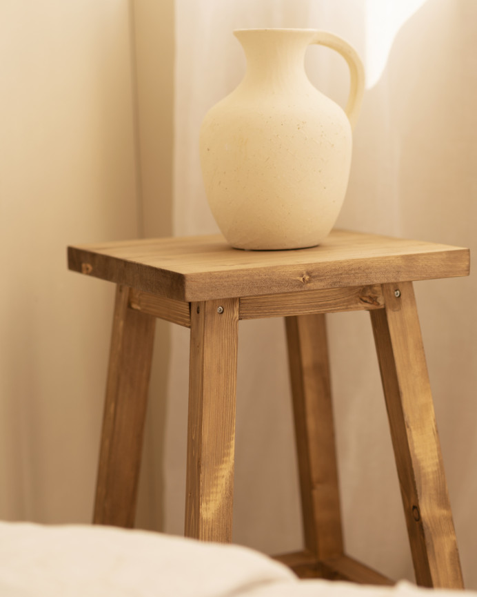 Hoher Barhocker aus massivem dunklem Eichenholz in 70 cm Höhe.