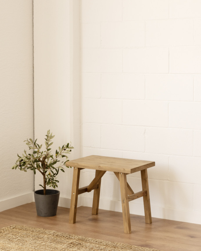 Massiver Holzhocker in dunklem Eichenton, 45x55cm.